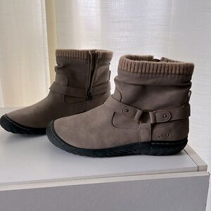 JBU WESTWOOD WATER RESISTANT WOMANS FLEECE LINED, MEMORY FOAM ANKLE BOOT TAUPE 8